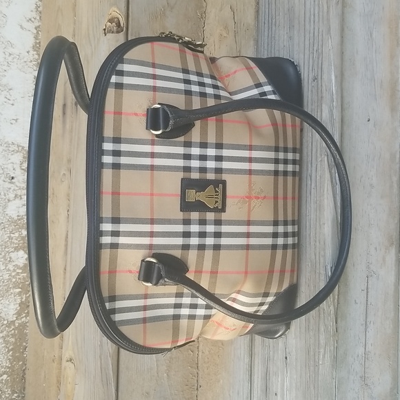 Authentic Burberry Handbag (TOTE)9 - Picture 3 of 13